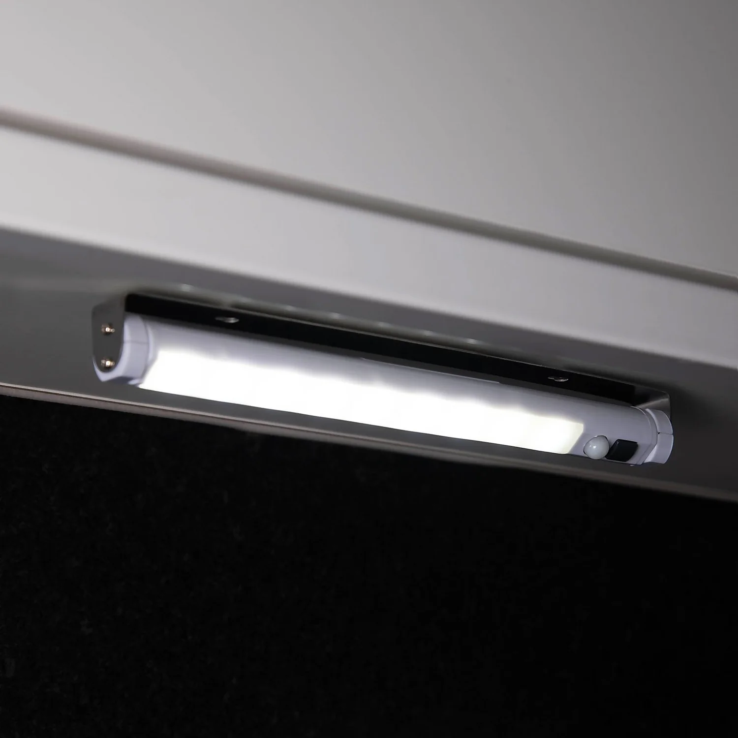 Arlec 9 PIR LED Battery Cabinet Light - Image 3