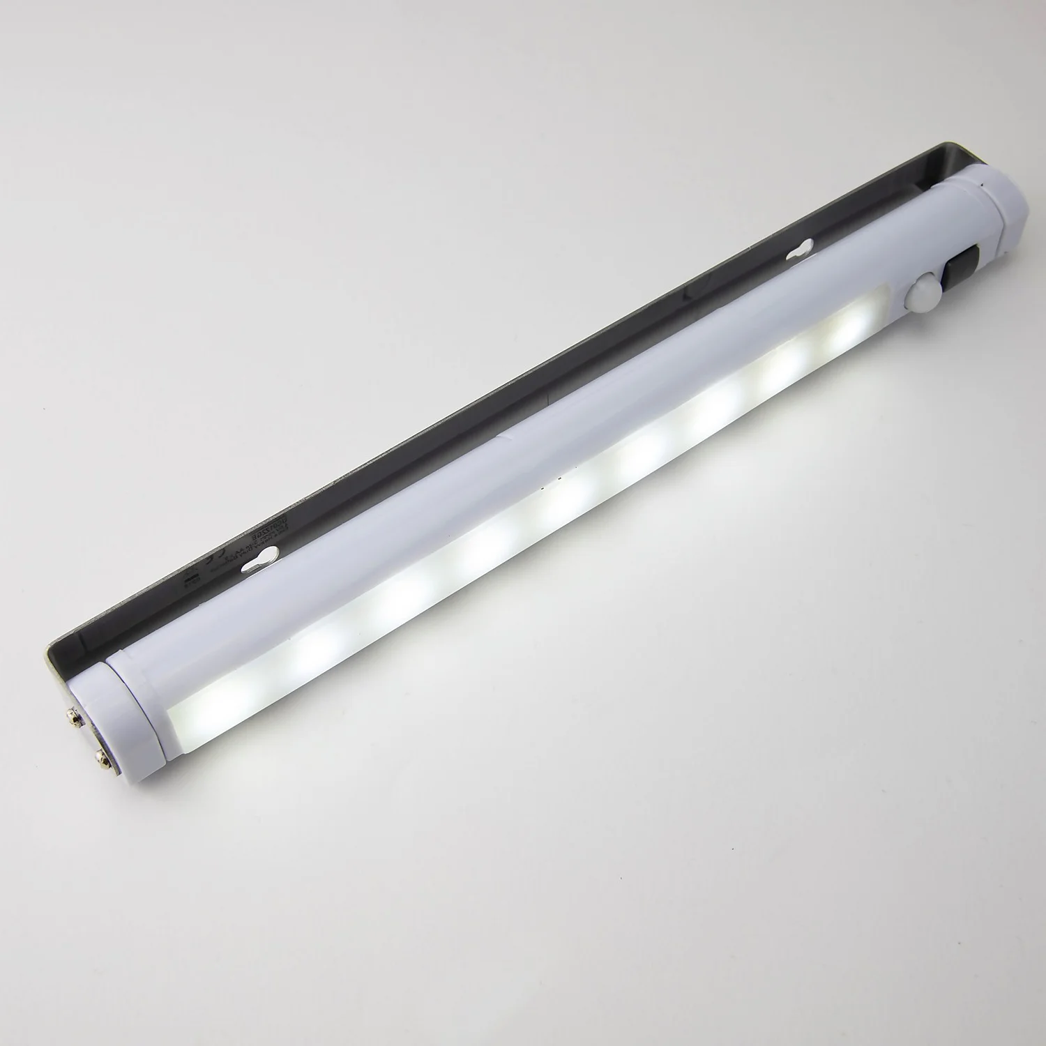 Arlec 9 PIR LED Battery Cabinet Light - Image 4